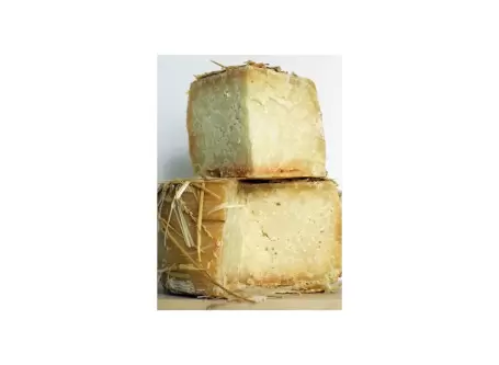 Pecorino Bagnolese flavored with straw and hay - Cheeses by Aziend...